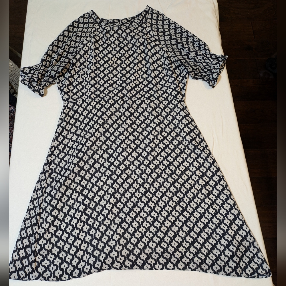 Banana Republic Monochrome Geometric Pattern Smocked Sleeve Dress